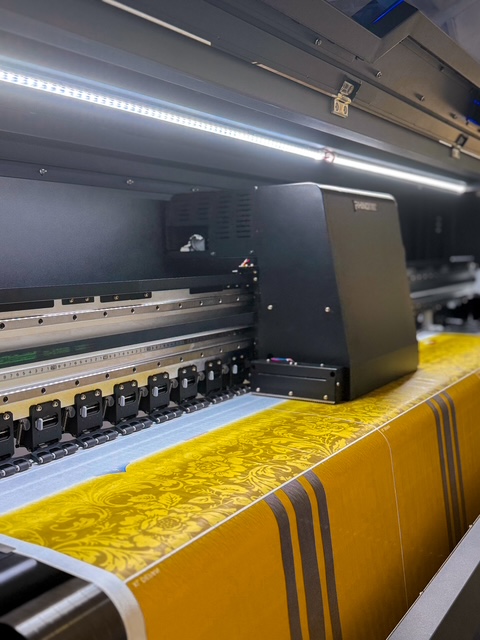 Proses print sublimasi kain digital di Syailendra Konveksi